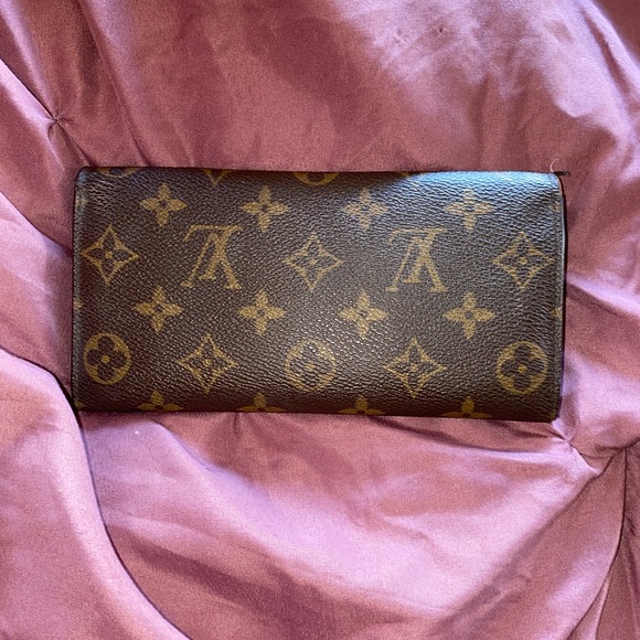 LV Josephine Wallet in the color Berry. In good condition,has minor wear&tear. - Picture 3 of 6